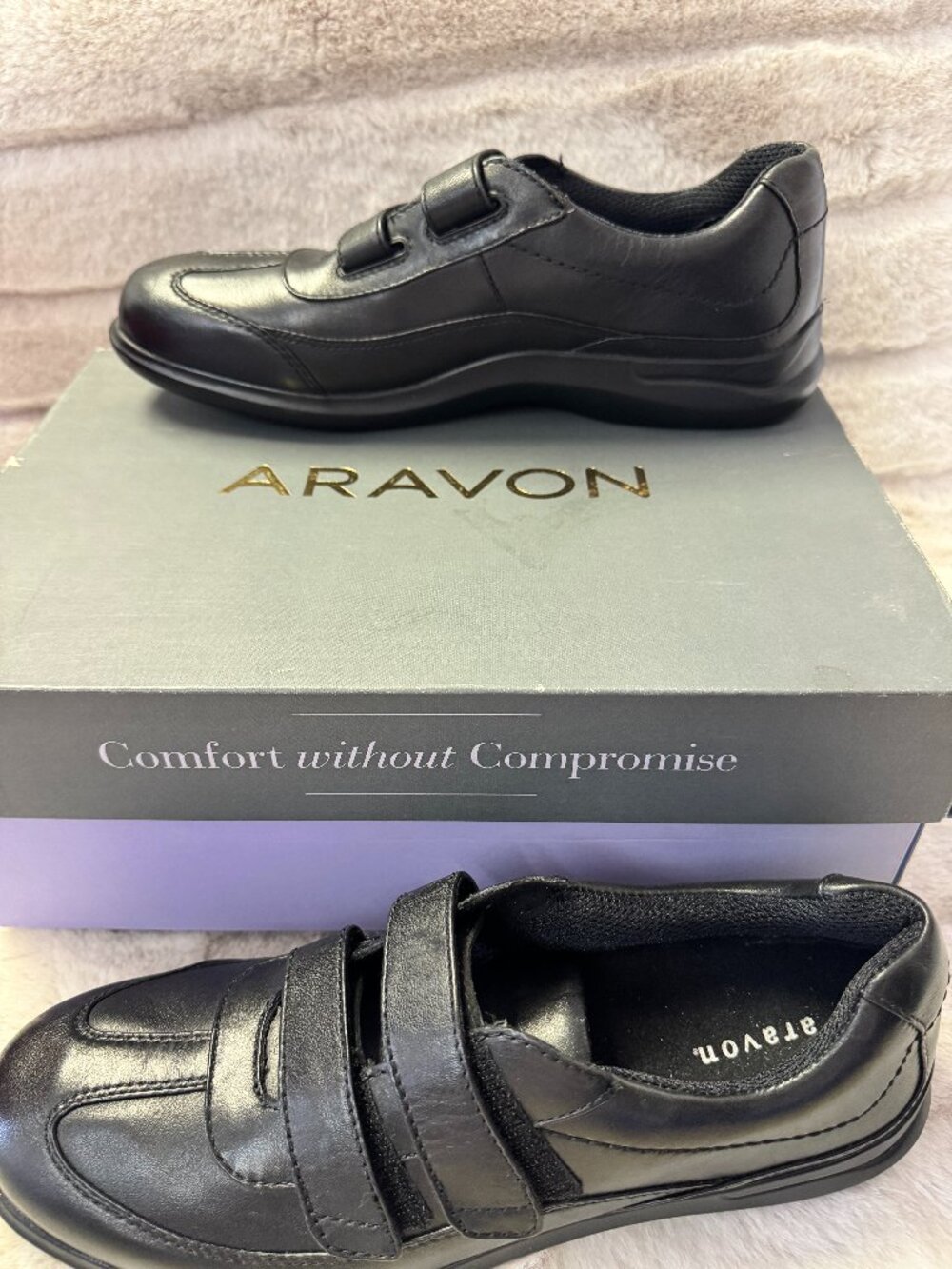 Aravon Flora black walking shoes